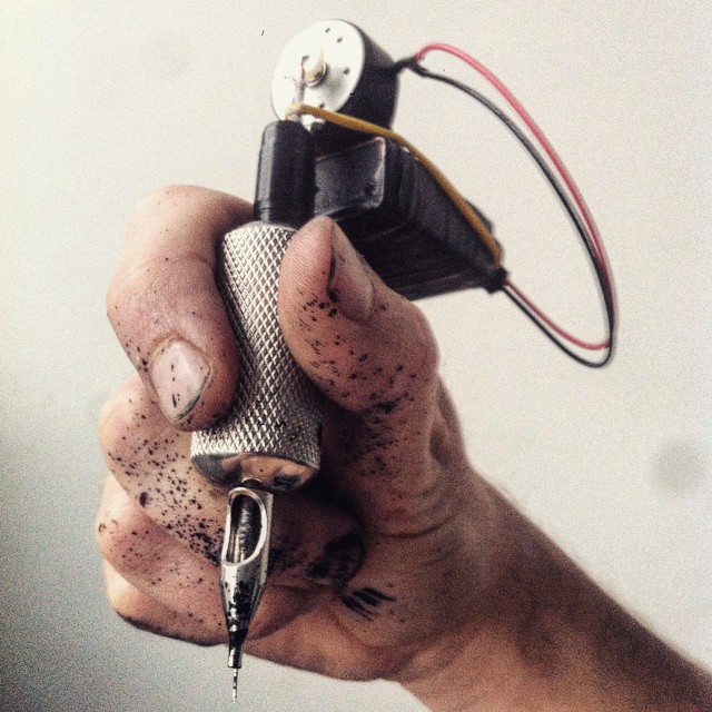 how to assemble a prison tattoo machine